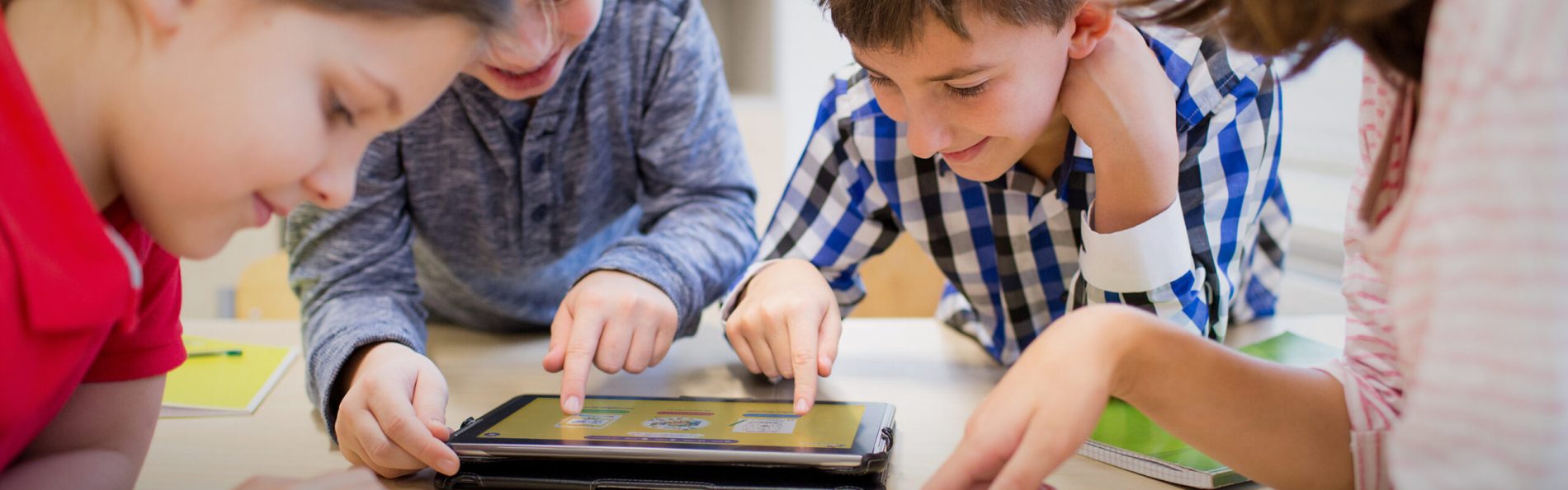 Ellinopoula.com_-_Kids_on_Tablets