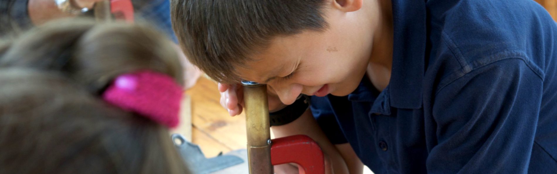 boy-looking-through-microscope_t20_PQxbXB